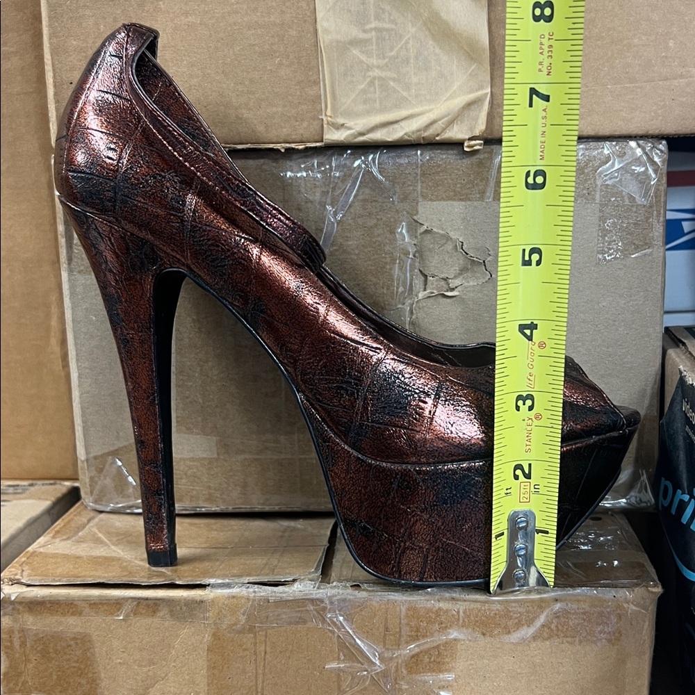 Women’s Metallic Copper Peep-Toe Platform Pump - Picture 4 of 7